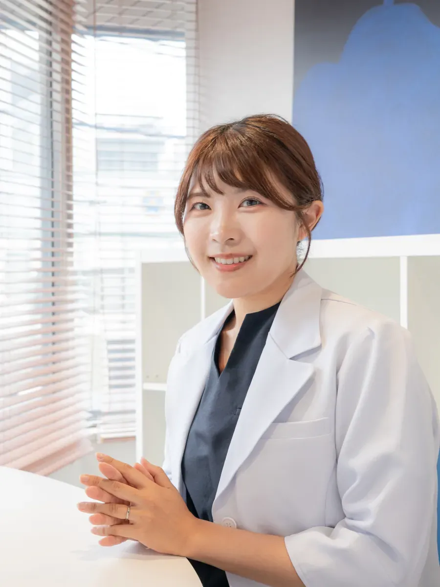 カウンセリング卓で説明する院長